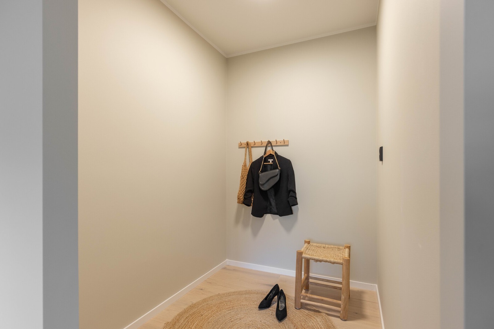 Åpen løsning inn til soverommet, perfekt som walk-in garderobe Galleribilde