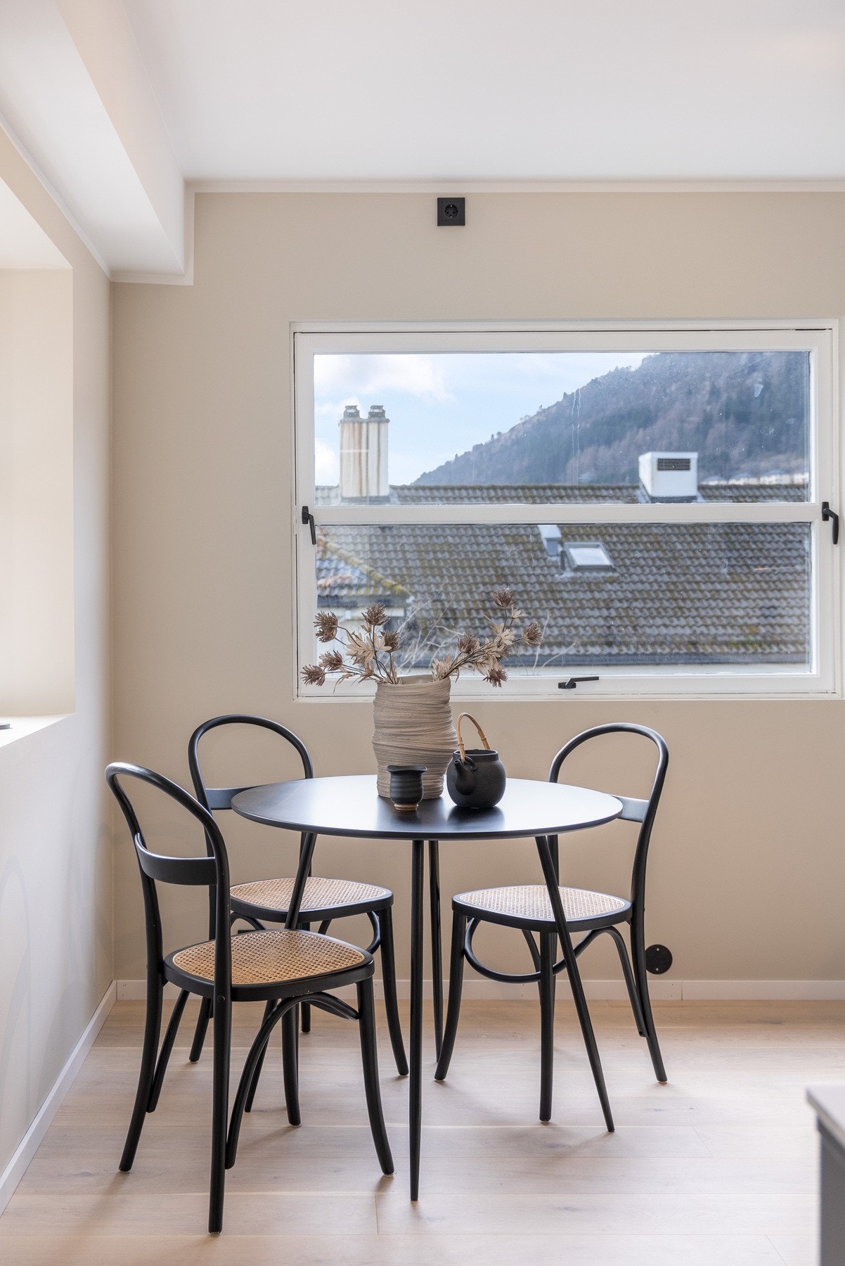 Her kan de minste gjøre leksene under matlagingen, eller man kan nyte en bedre frokost til utsikten Galleribilde