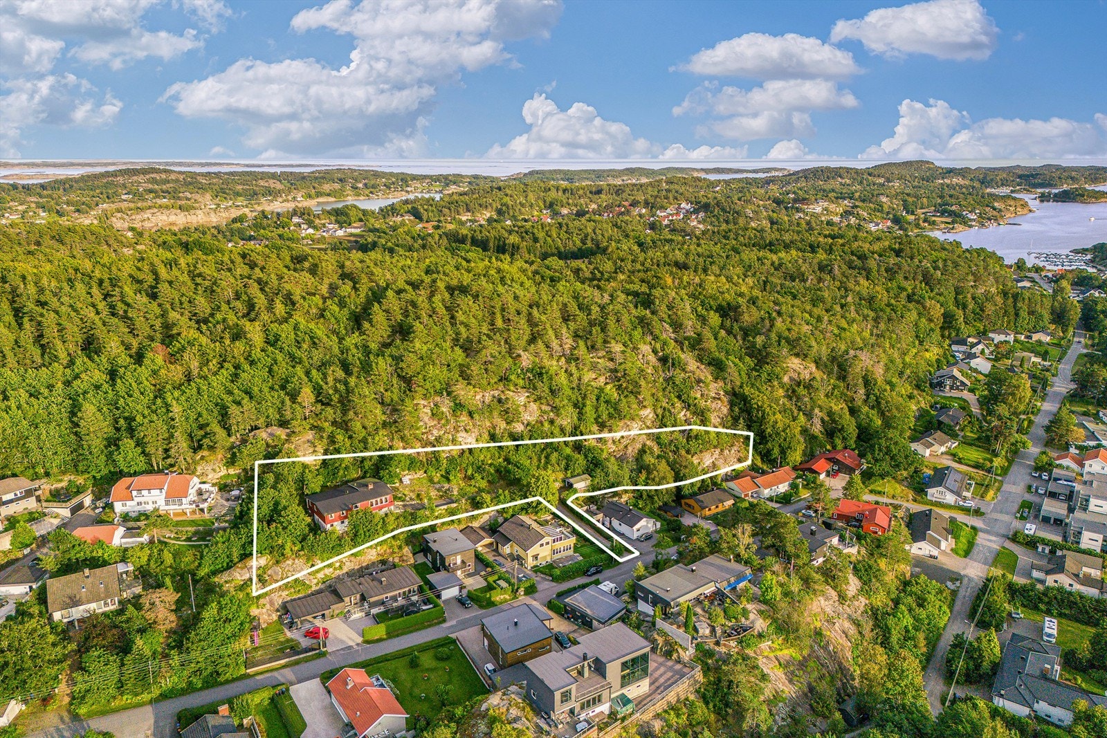 Solrikt beliggende utsiktseiendom med kort gangavstand til badestrand Galleribilde