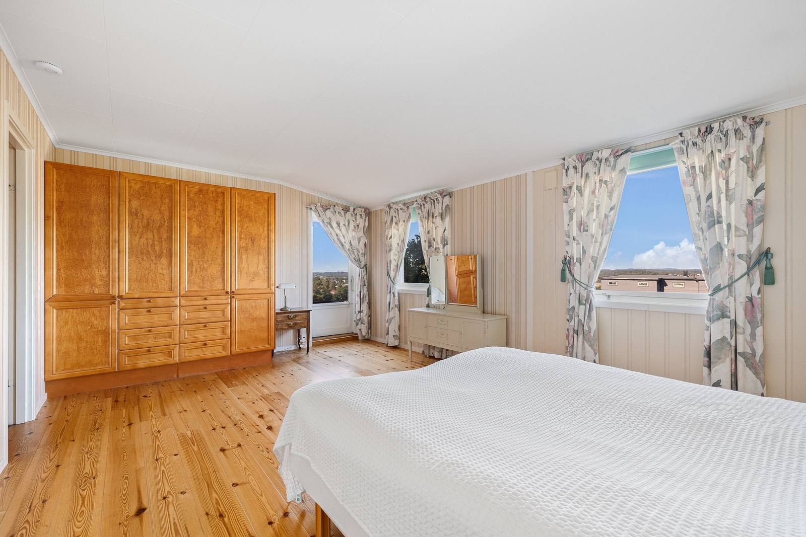 Romslig hovedsoverom med utgang til luftebalkong Galleribilde