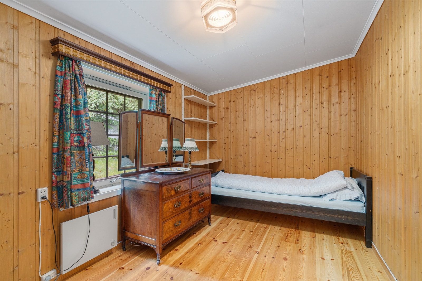 Husebyveien 9 er innredet med 4 soverom i hovedetasje Galleribilde