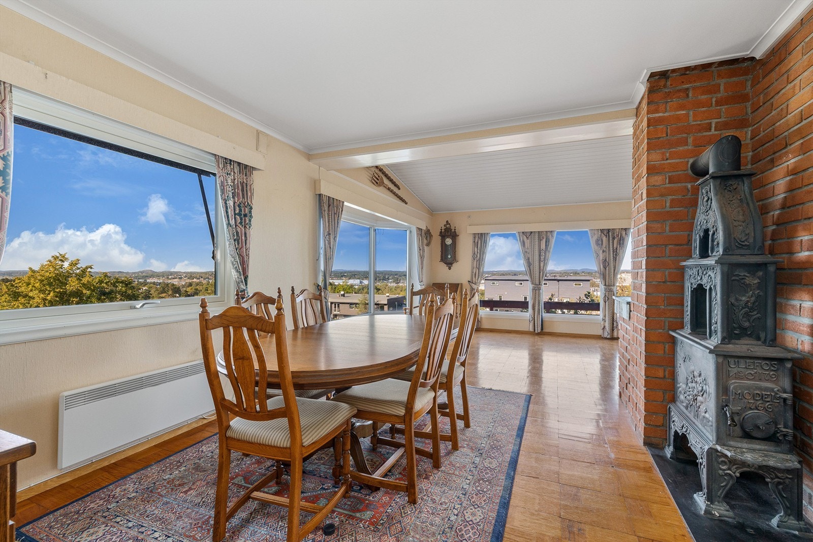 Romslig vinkelstue med utgang til luftebalkong Galleribilde