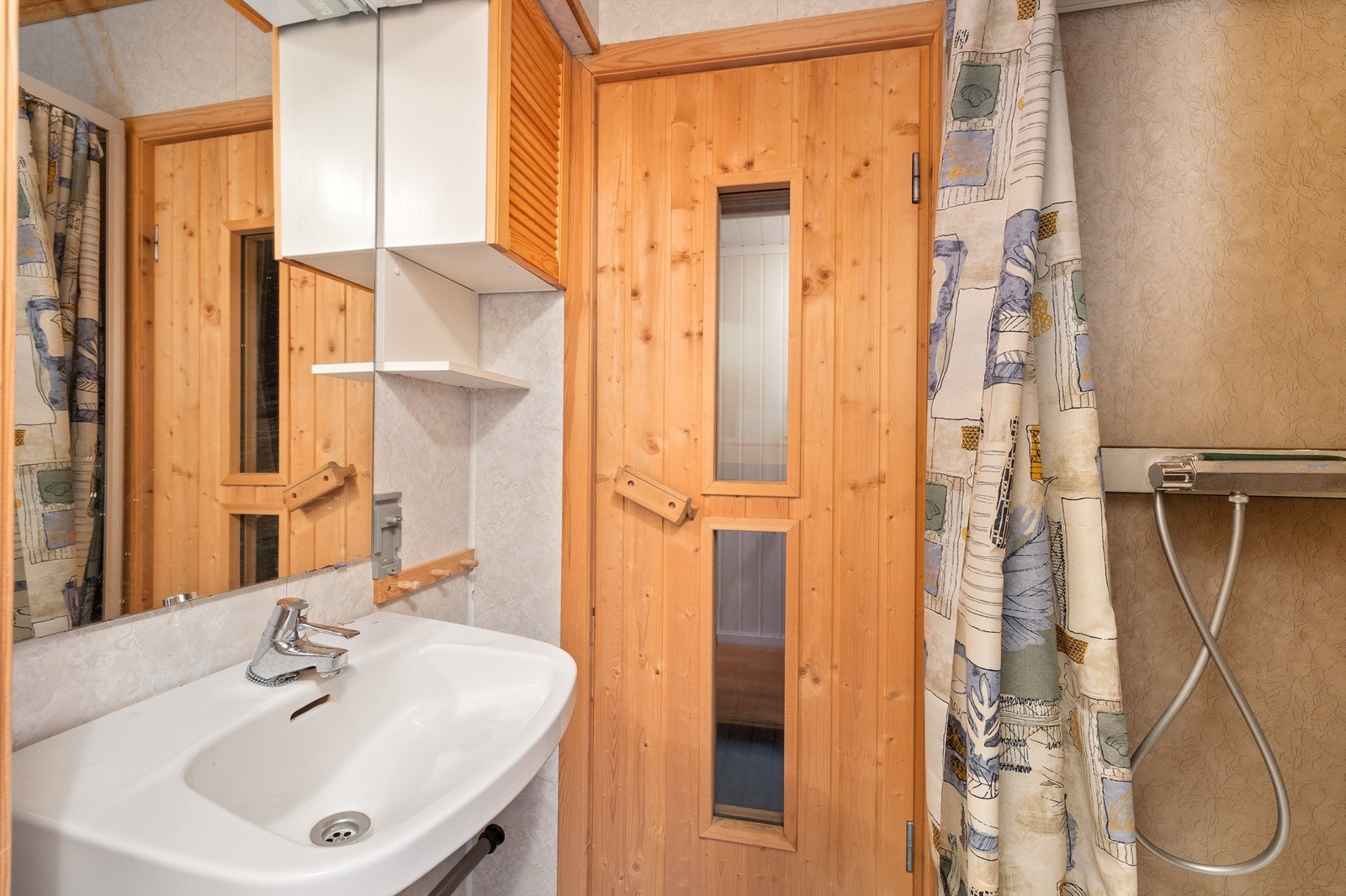 Bad/dusjrom med adkomst til badstue i underetasje Galleribilde