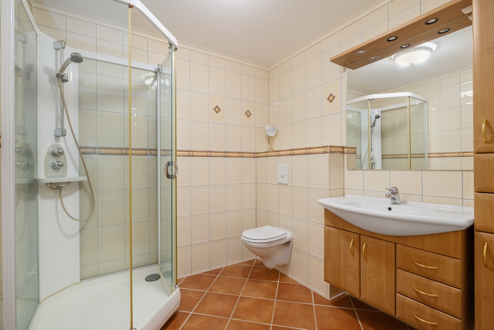 Boligen har 2 bad i hovedetasjen Galleribilde