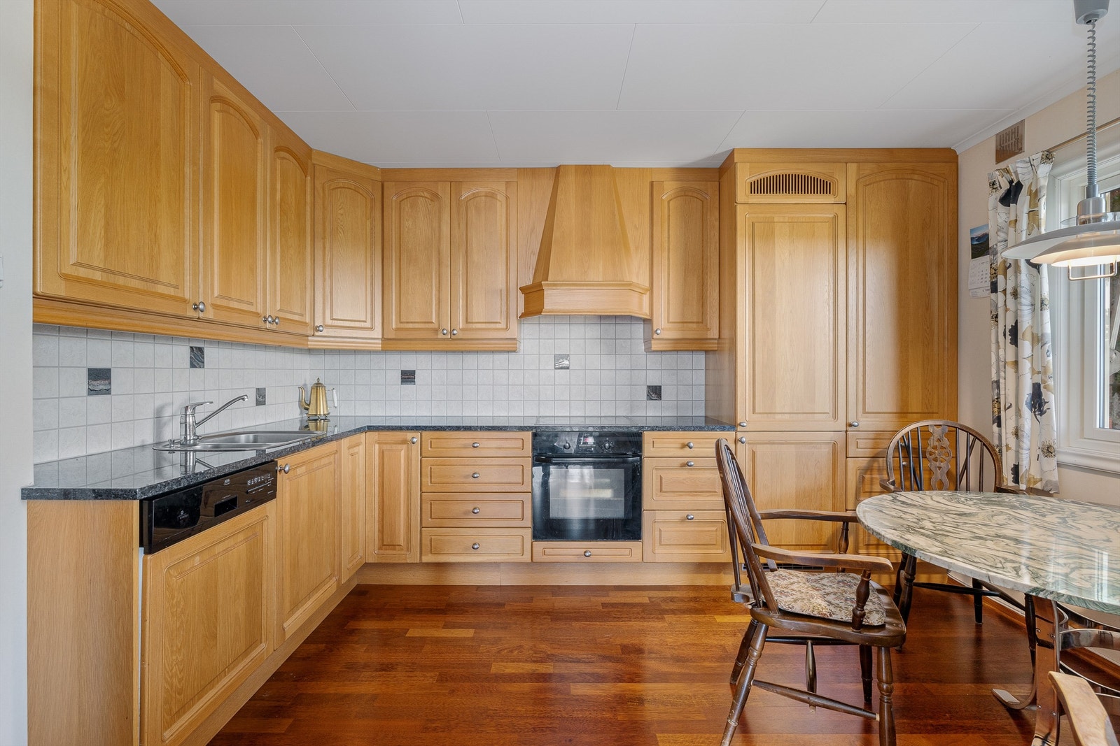 Pent kjøkken med plass til spisebord Galleribilde