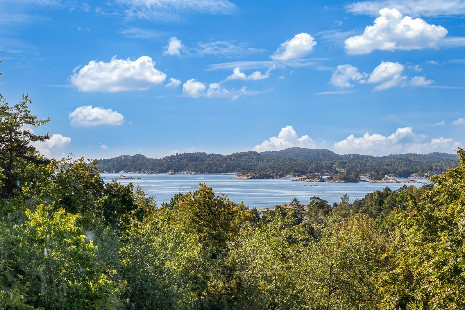 Særdeles romslig enebolig med imponerende utsikt fra flere uteplasser Galleribilde