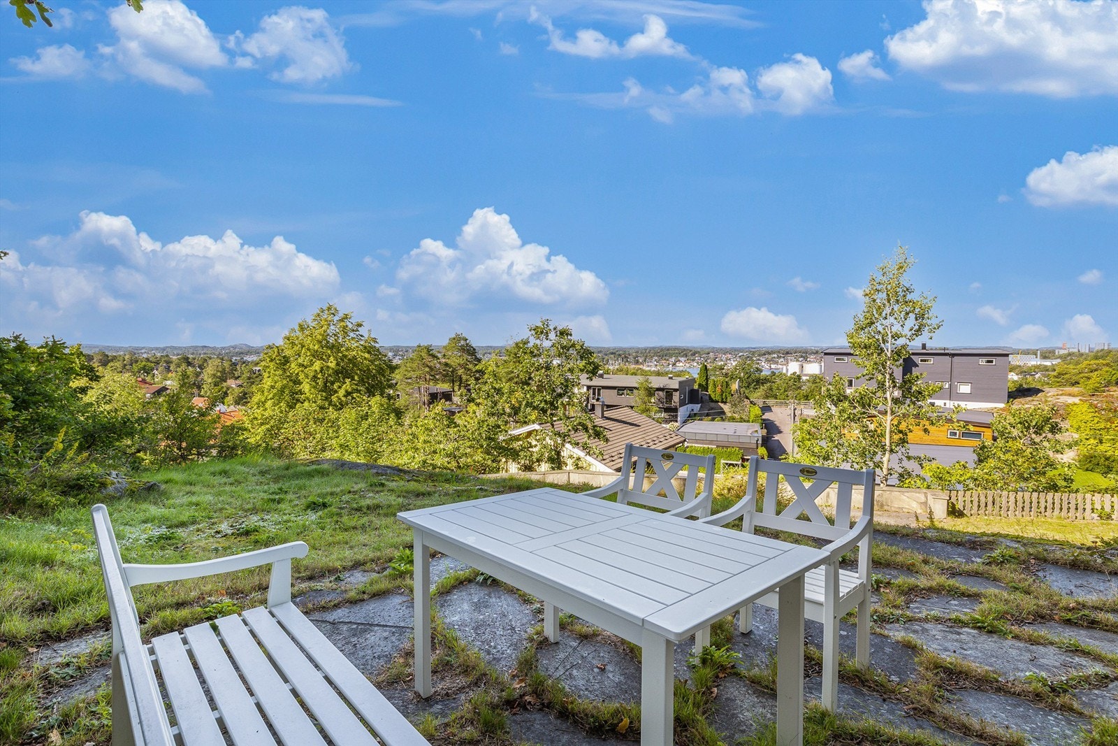 Koselig uteplass med fin utsikt - Optimale solforhold Galleribilde