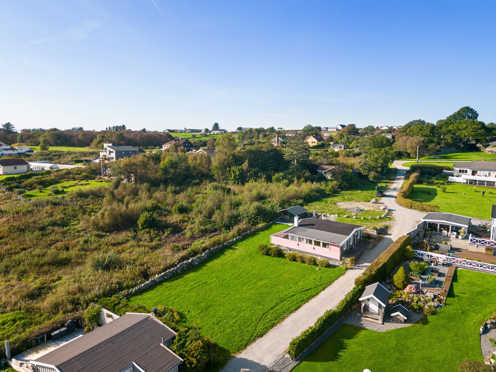 Tomten er skyldelt og anslått til ca 824 kvm Galleribilde