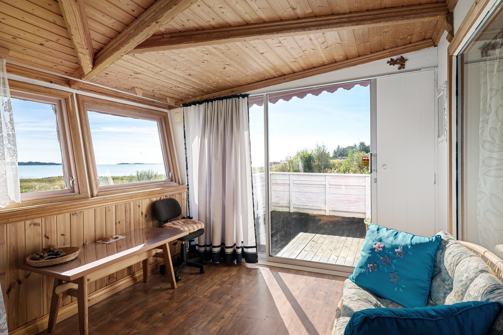 Utgang fra stuen til terrasse mot nord Galleribilde