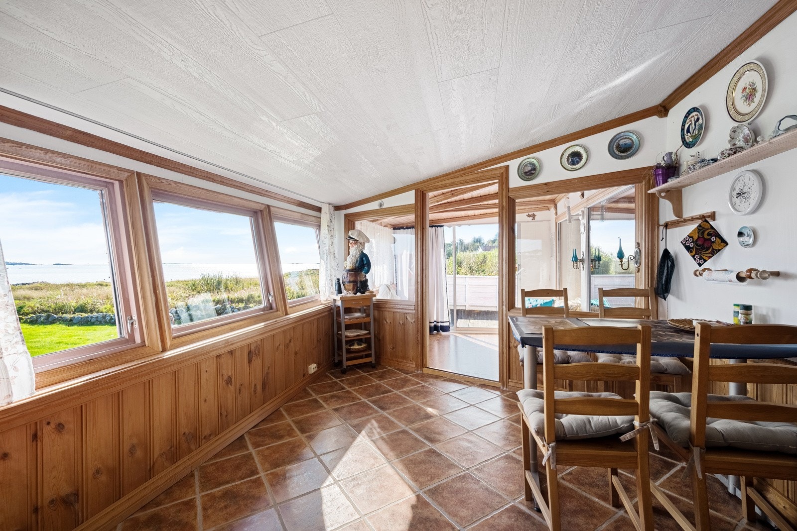 Fra stuen - vinduer med form som i et styrhus Galleribilde