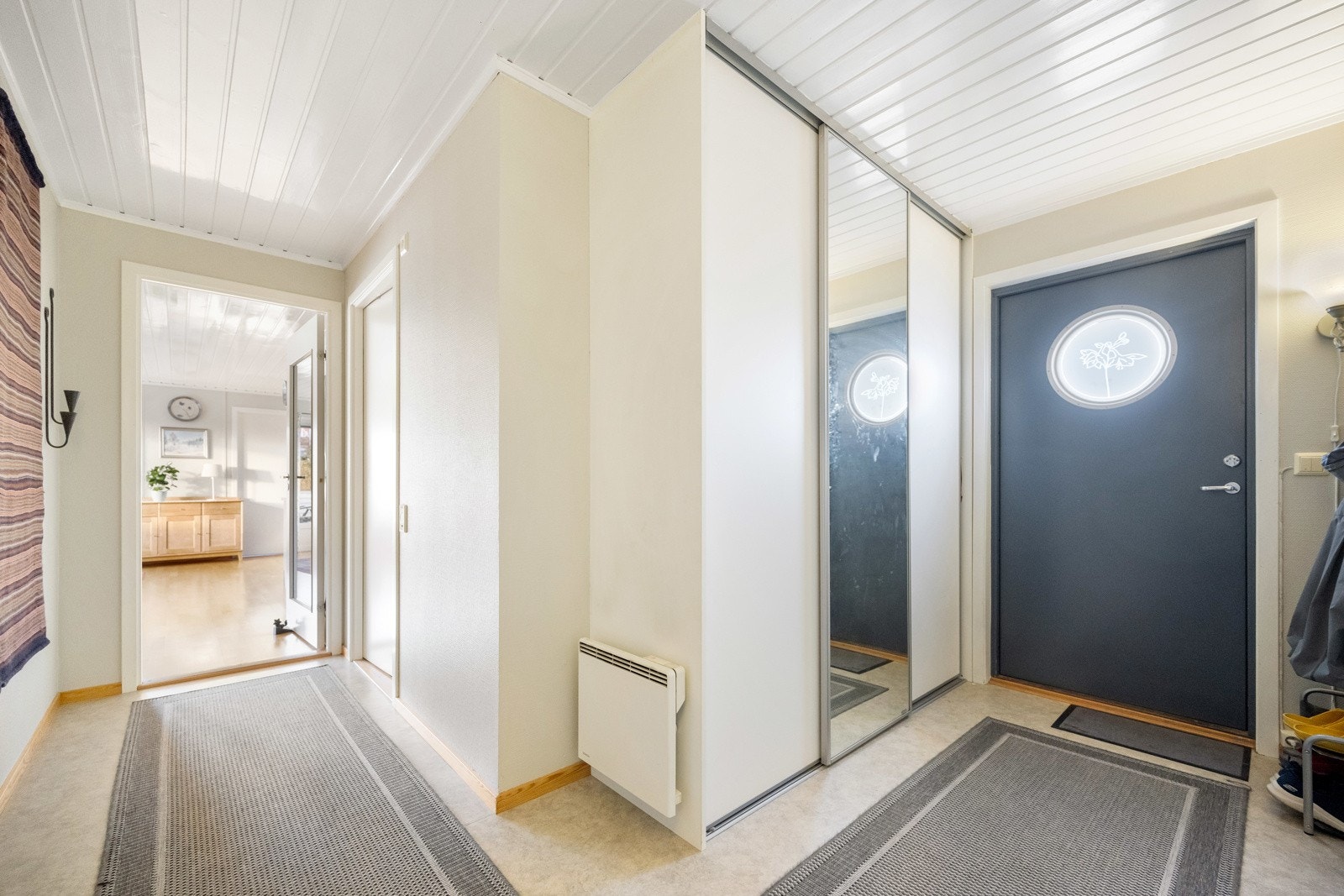 Lys og romslig gang med garderobeskap Galleribilde