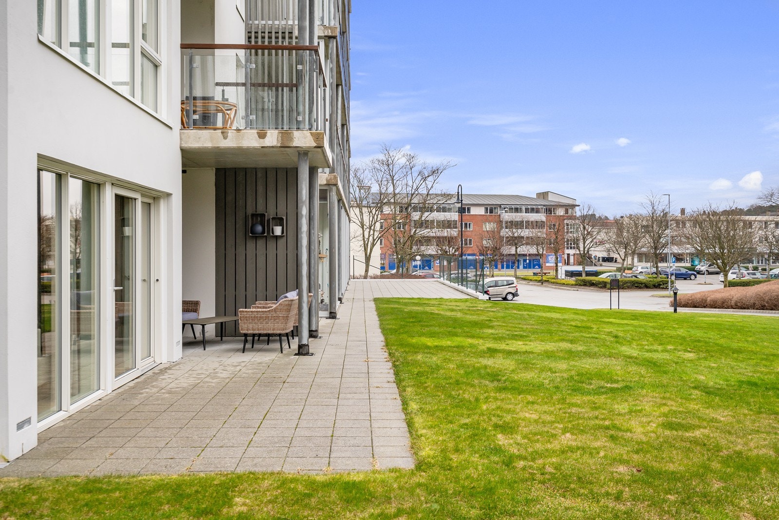 Sameiets område er pent opparbeidet med benker, beplantning og grøntarealer. Galleribilde