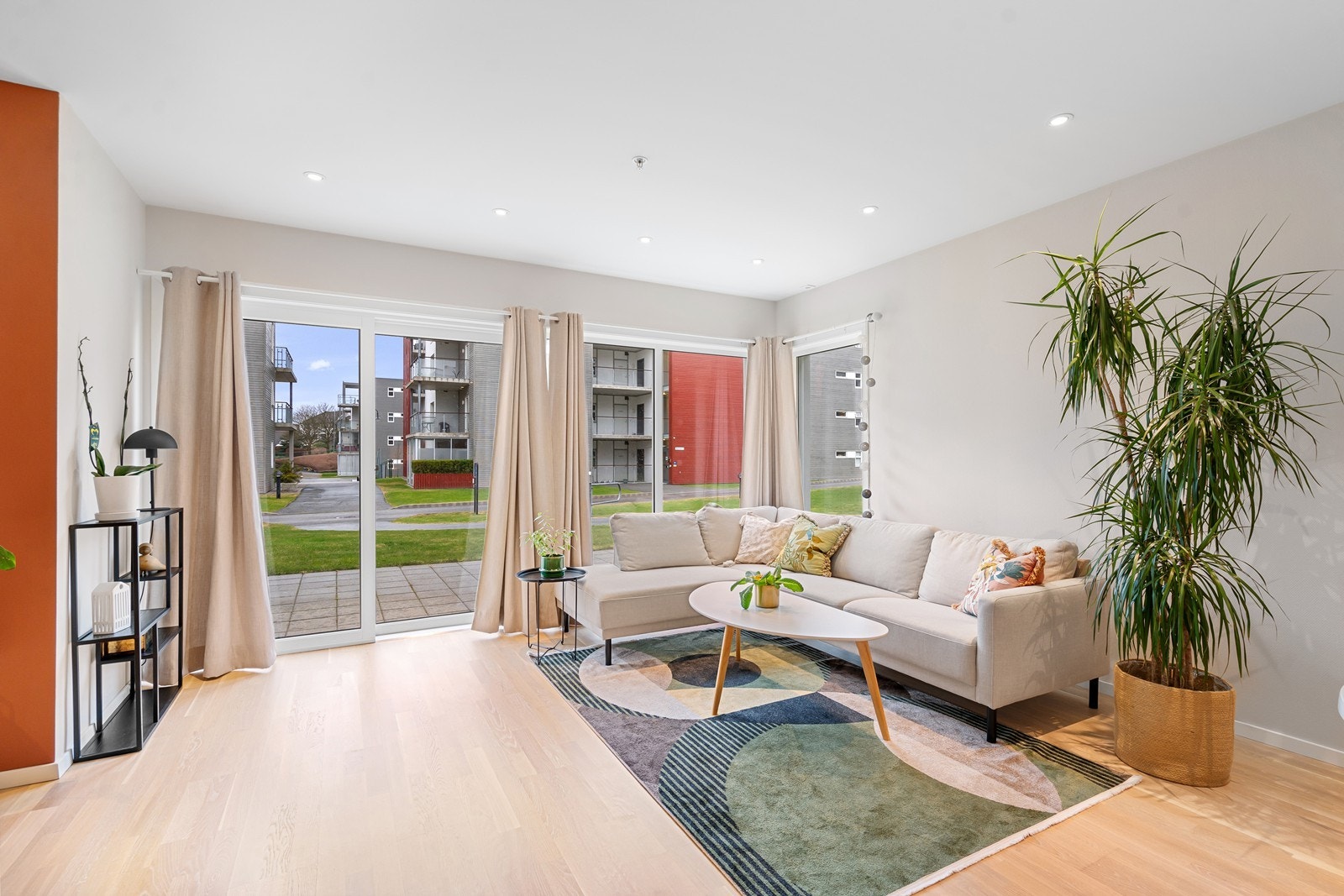 Plass til både salong og egen tv-krok i stuen. Galleribilde