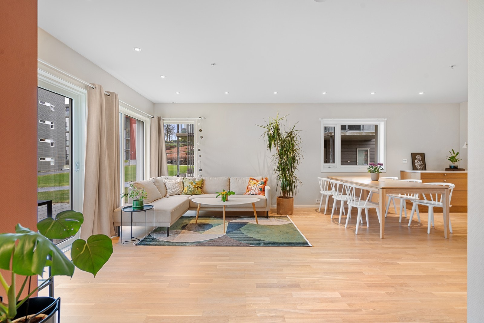 Parkett på gulvet og spotter i taket Galleribilde