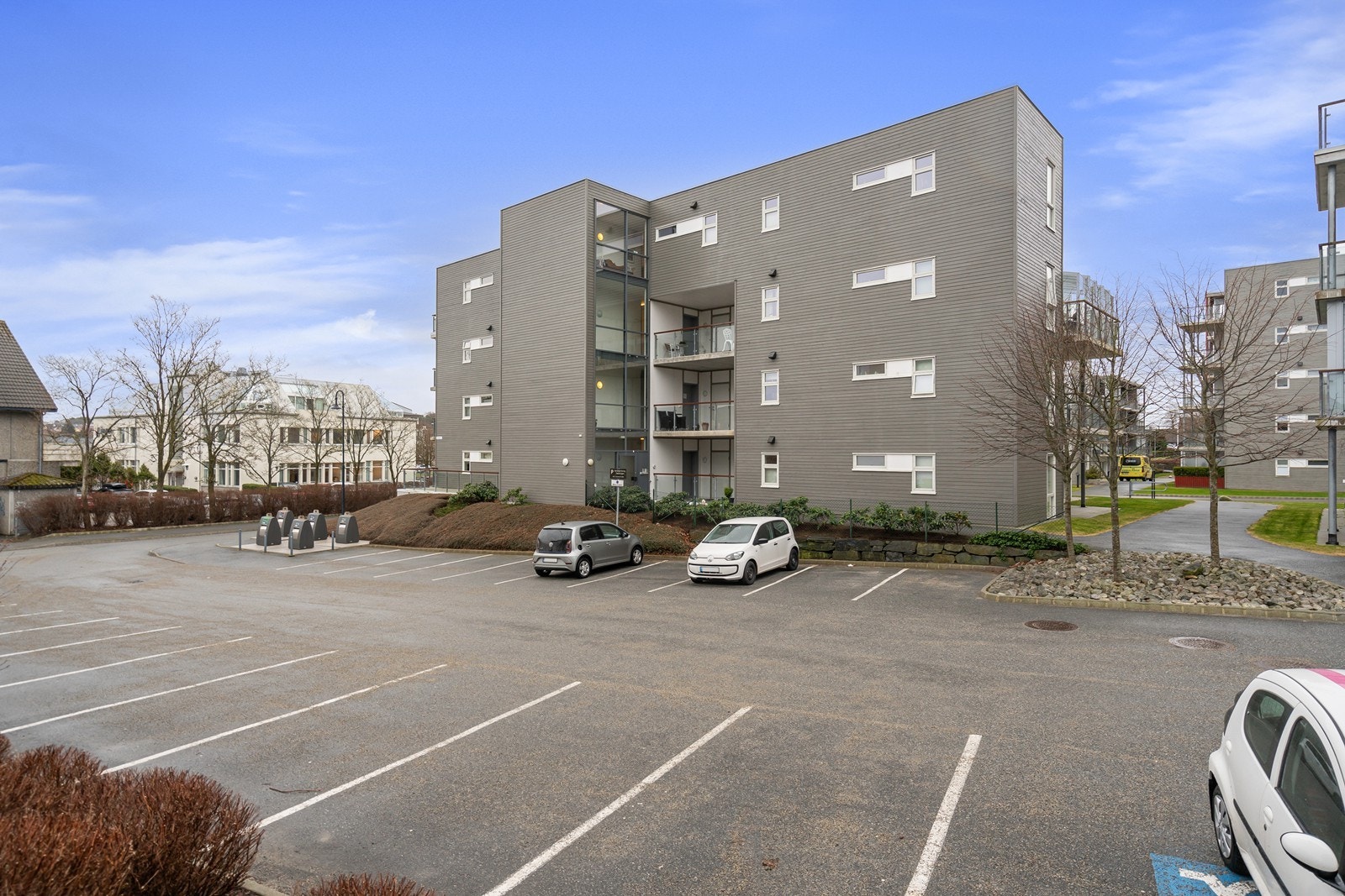 Stor gjesteparkering. Galleribilde