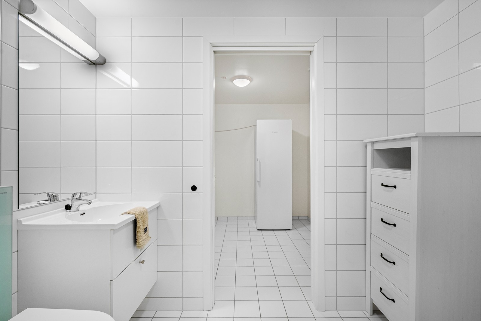 Bad nr 2 med skyvedørsløsning til vaskerom Galleribilde