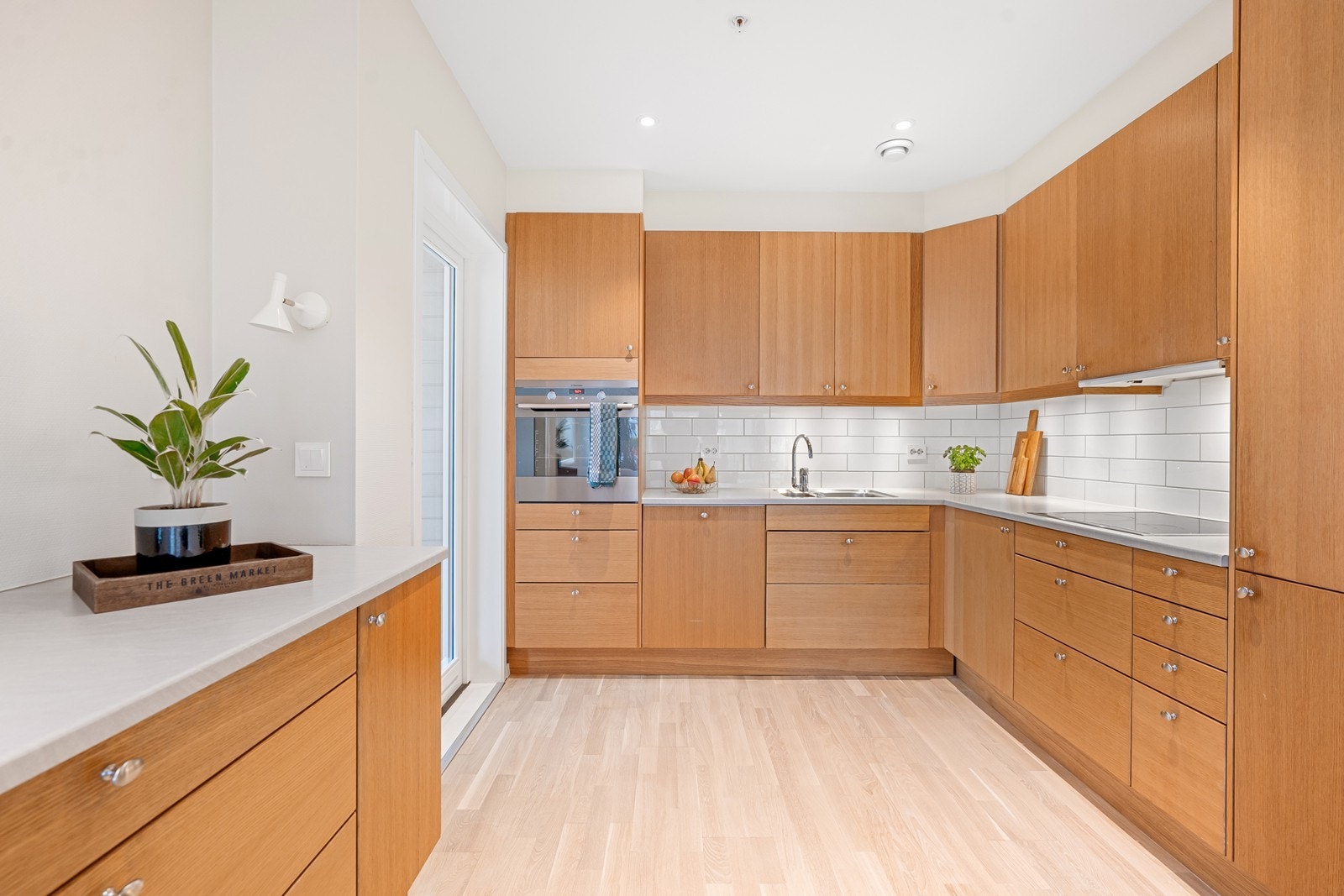 Klassisk kjøkken med mye skap- og skuffeplass. Galleribilde