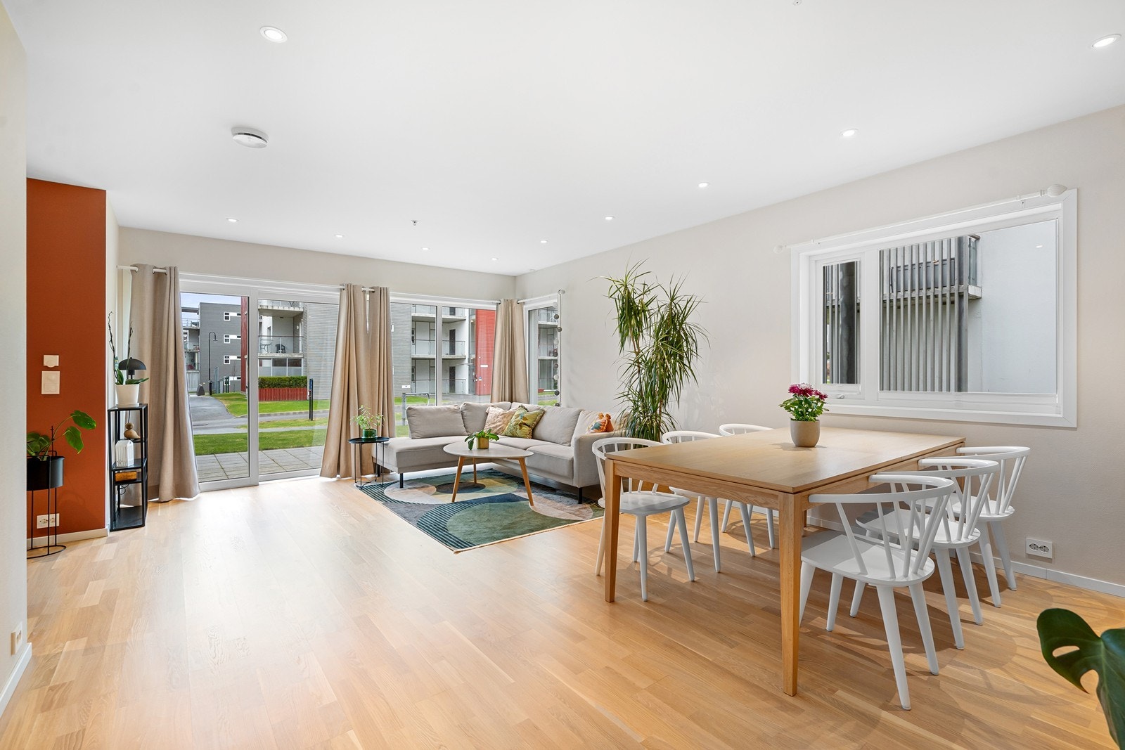 Luftig stue med utgang til terrasse. Galleribilde