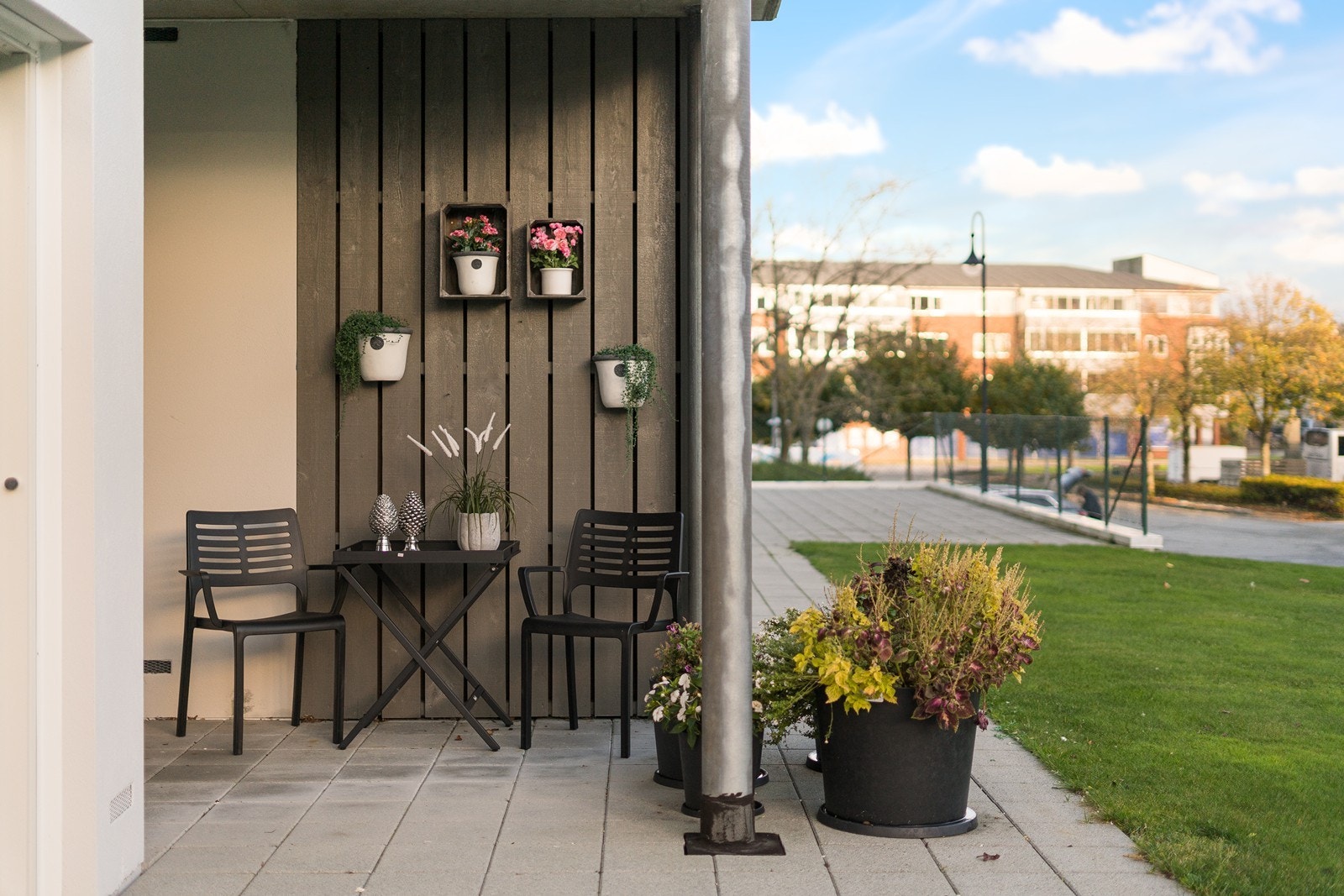 Trivelig platting utenfor hvor man kan nyte gode solforhold Galleribilde