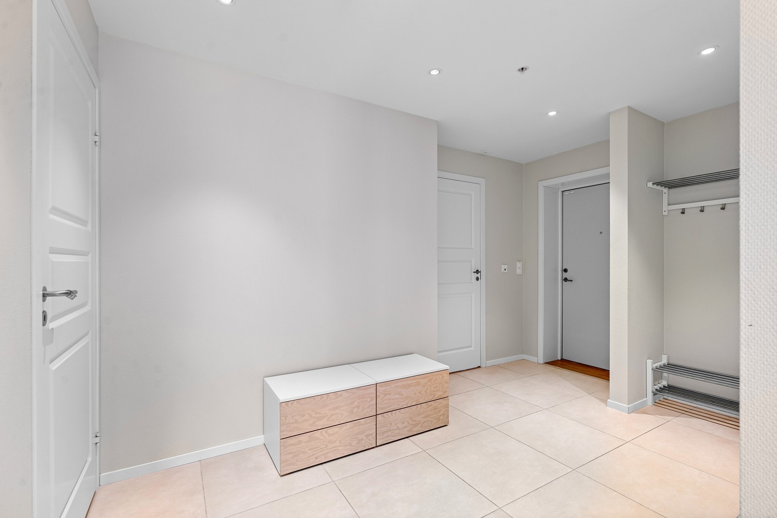 Innbydende gang med flis på gulvet og spotter i taket. Vannbåren varme i gulvet Galleribilde