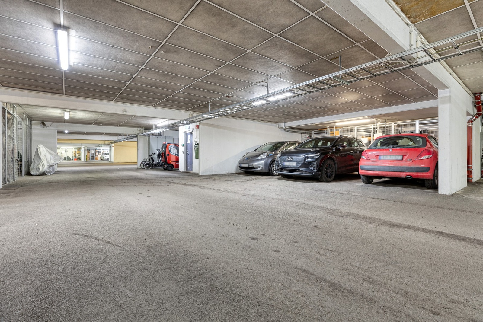 Garasjeplass med elbil lader. Galleribilde