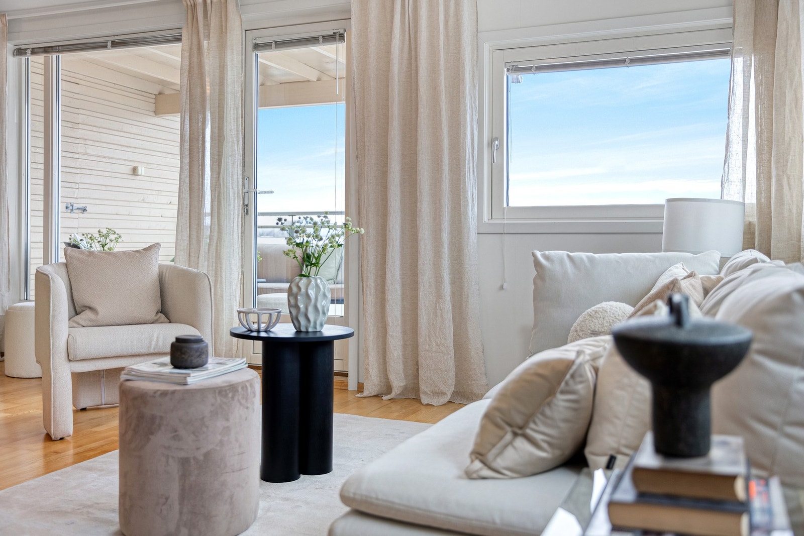 Delikat stue som er enkel å møblere. Galleribilde