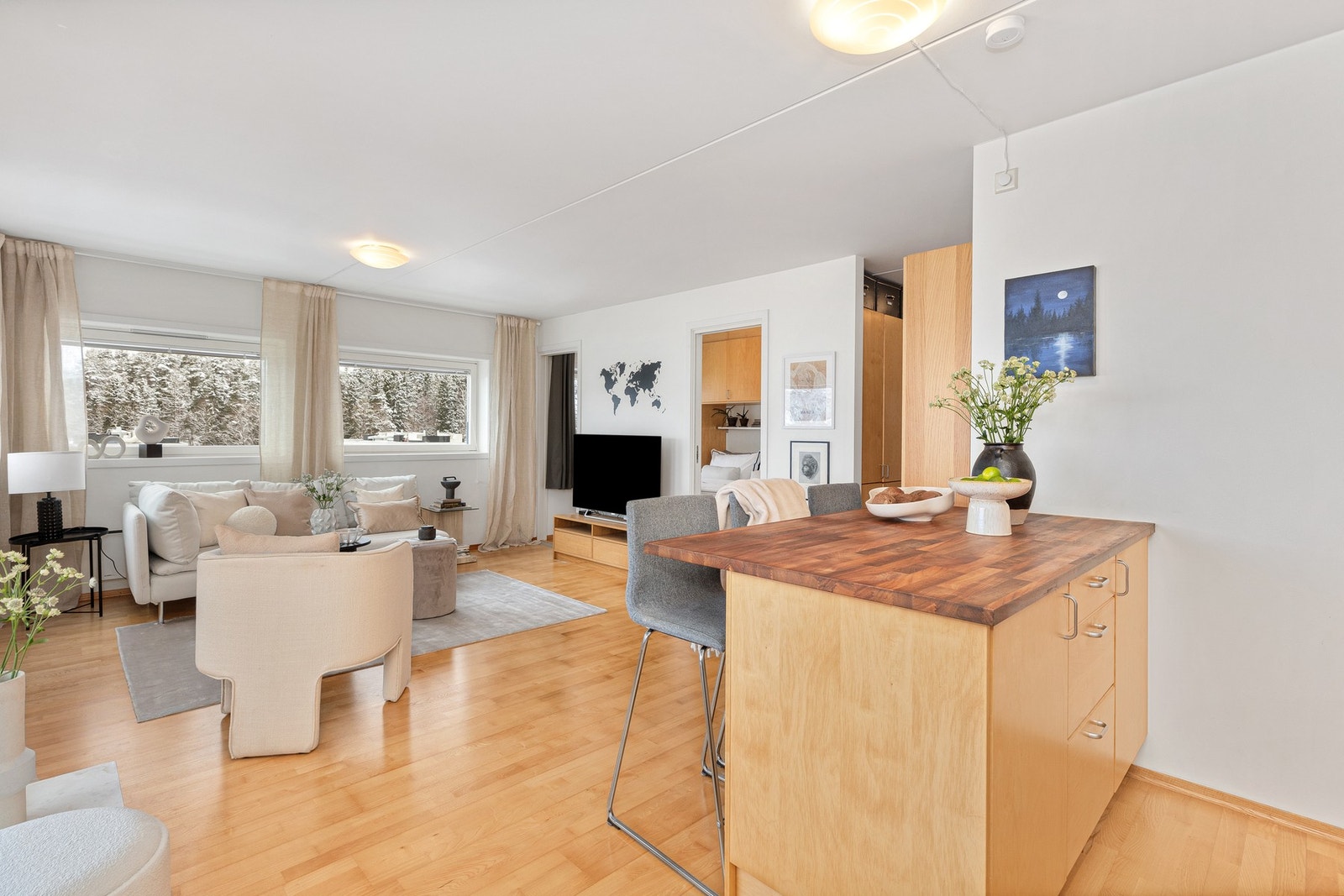 Hjørneleilighet som gjør at du får godt med naturlig lysinnslipp fra flere sider. Galleribilde