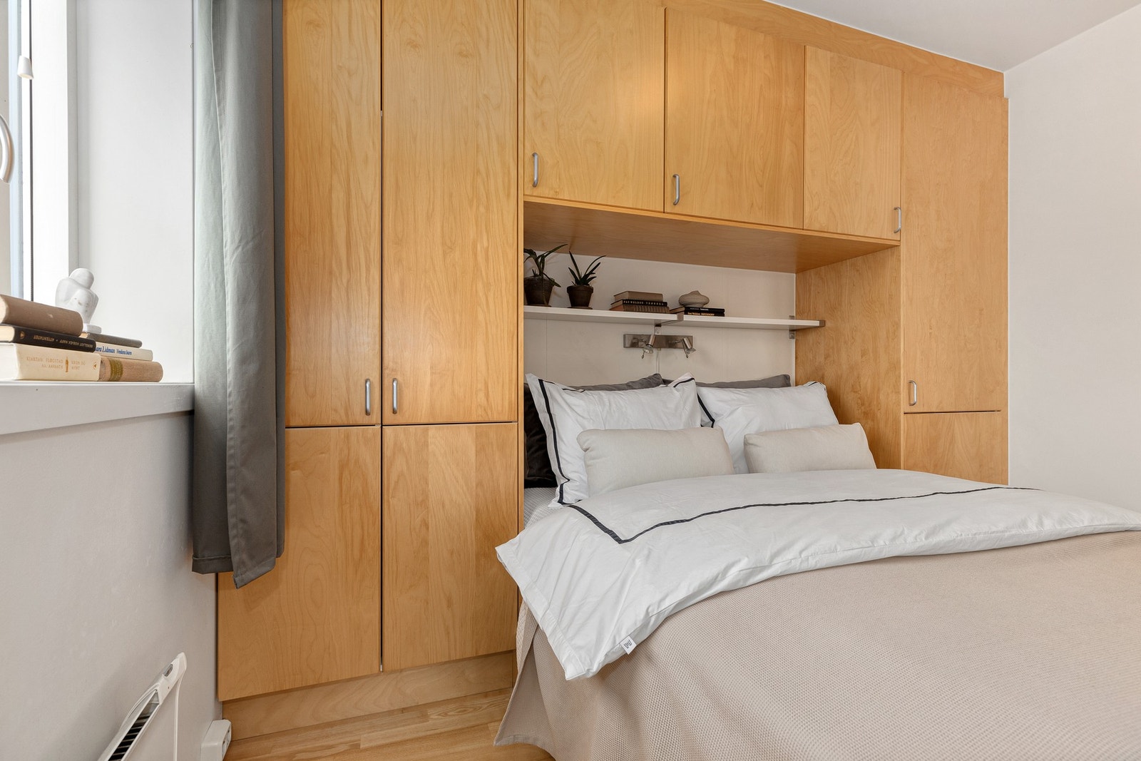 Gode oppbevaringsmuligheter på soverommet. Galleribilde