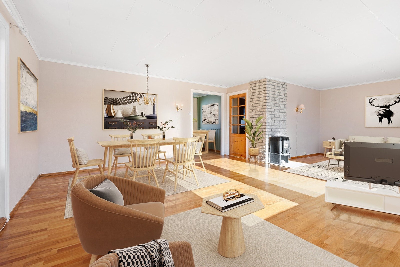 Stuen er romslig og kan møbleres i flere soner. Galleribilde