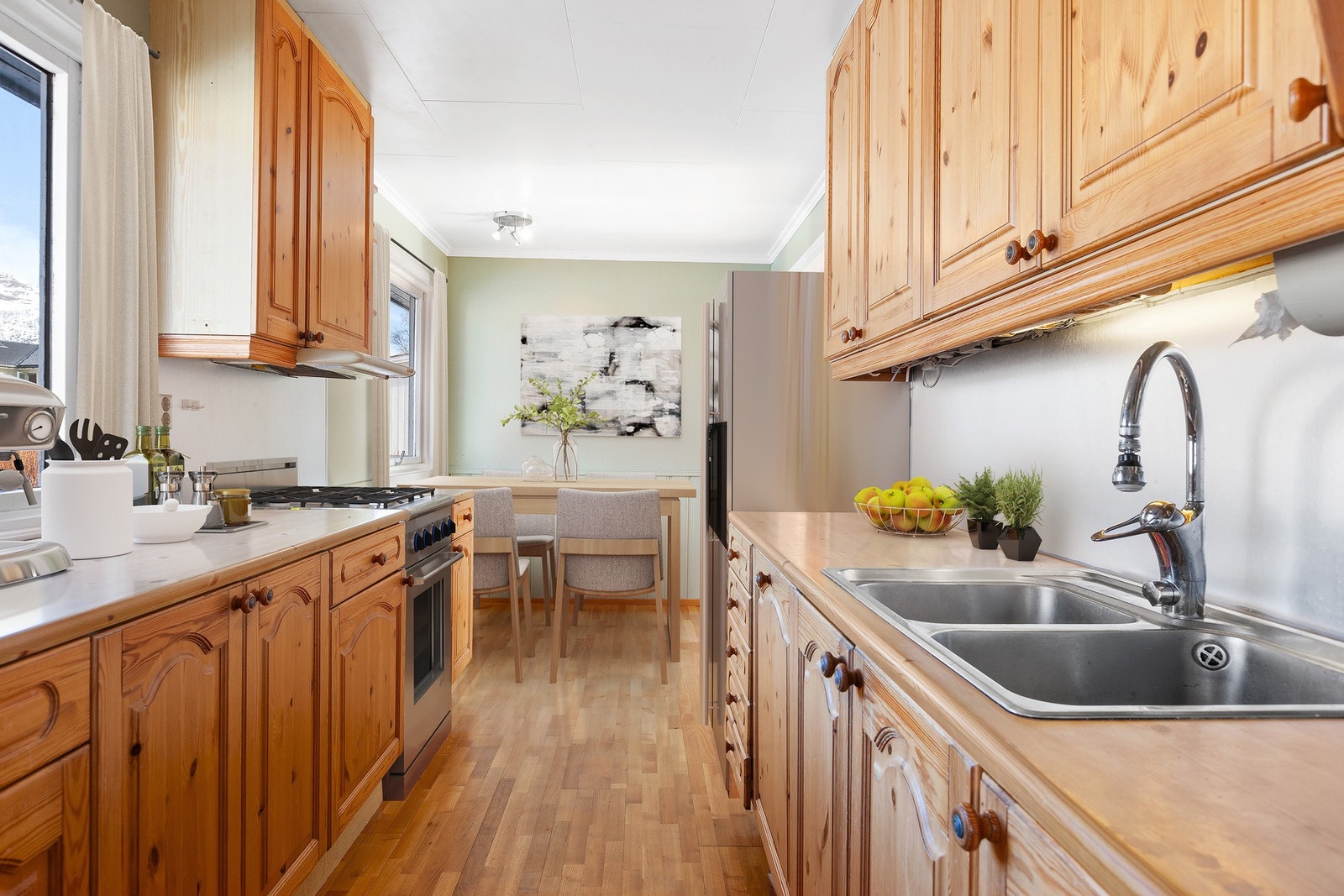 Kjøkkenet har takhøy innredning med profilerte furu-fronter. Benkeplaten er av laminat. Galleribilde