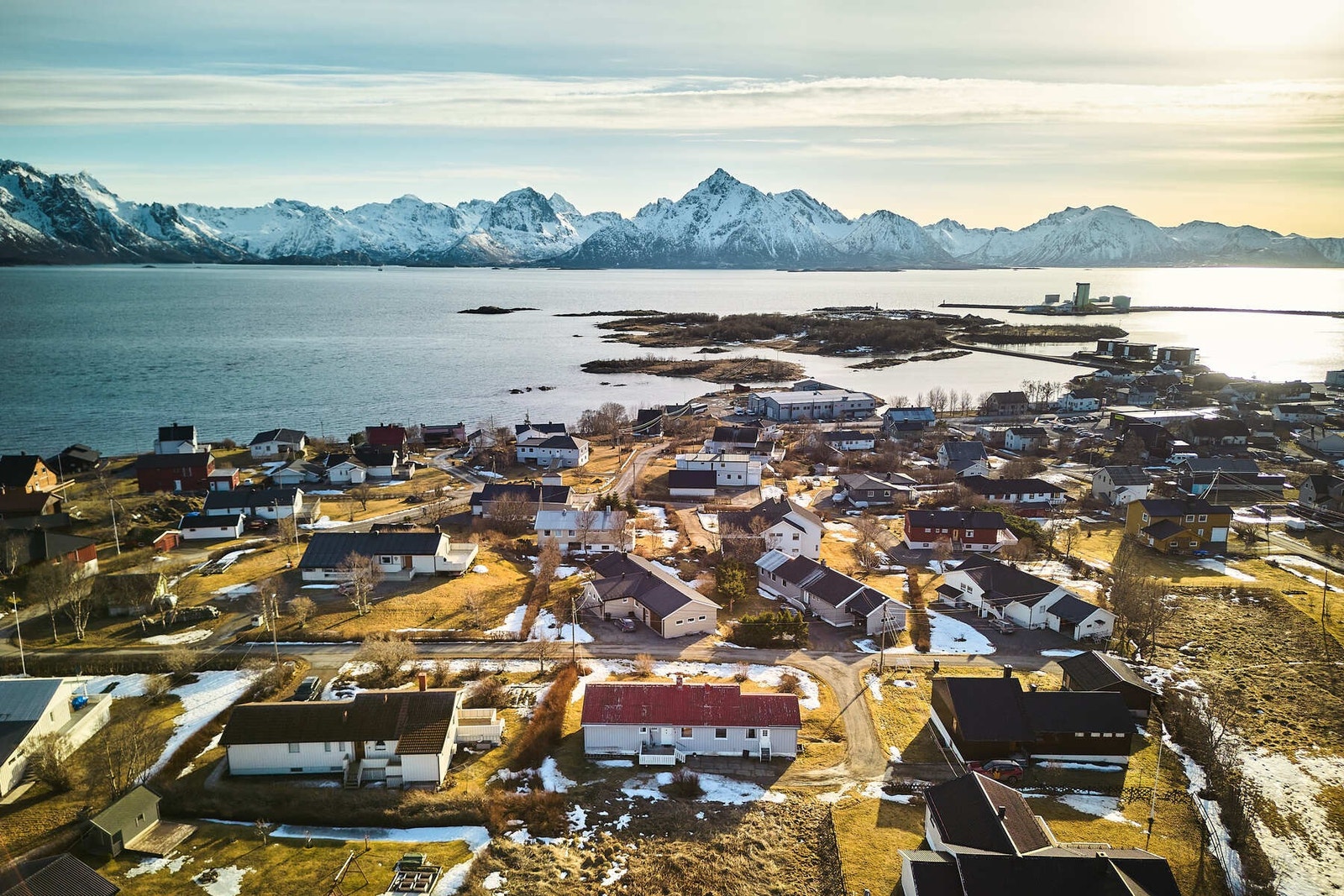 Eiendommen ligger fint til i et godt etablert og barnevennlig område på østsiden av Melbu. Galleribilde
