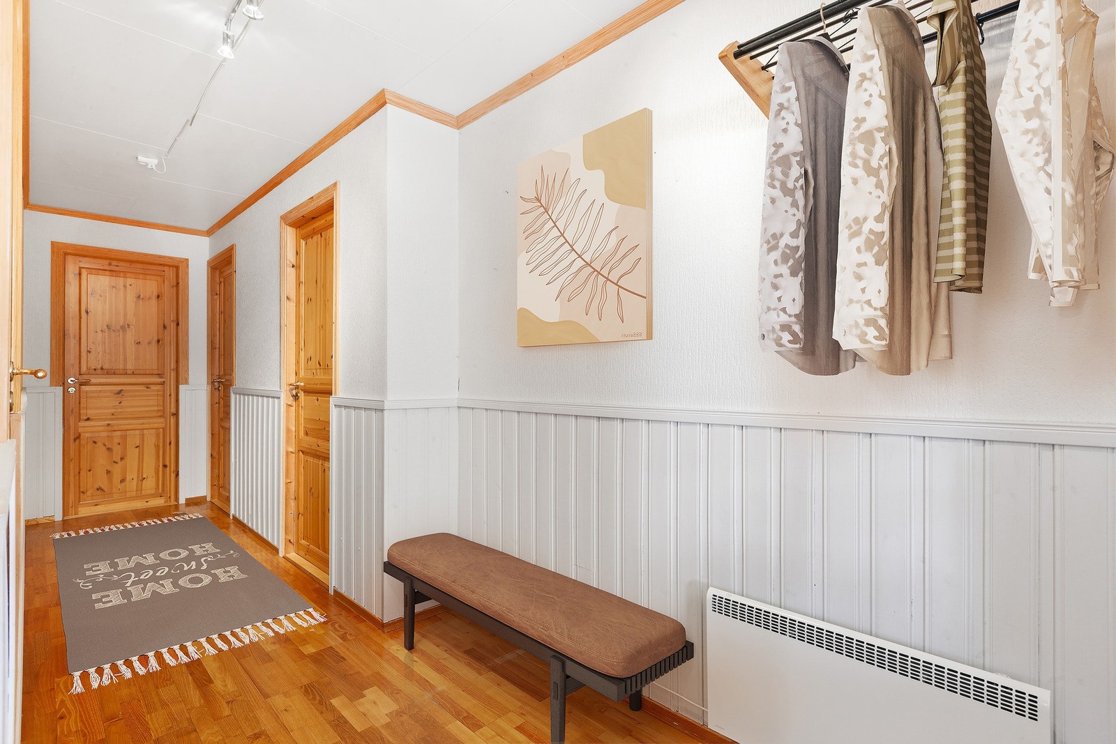 Gangen leder deg til 2 soverom, bad og kjeller. Galleribilde