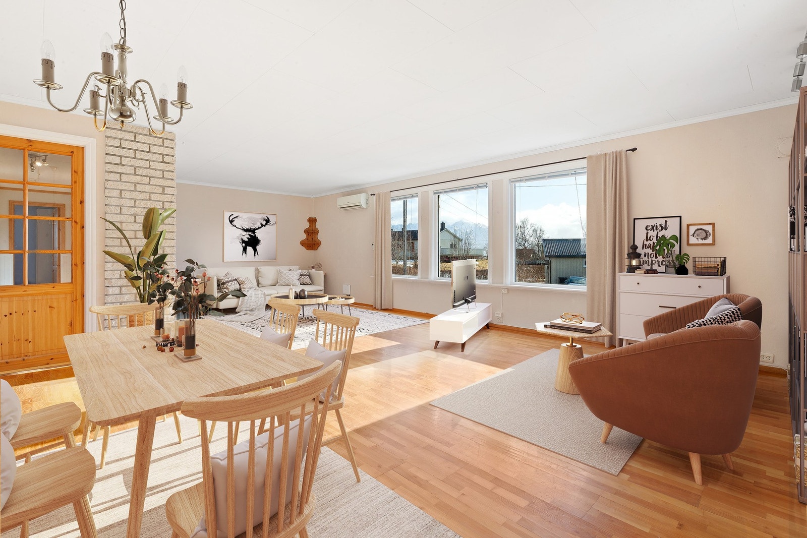 Stuen har store vindusflater som gir rikelig med lysinnslipp. Galleribilde