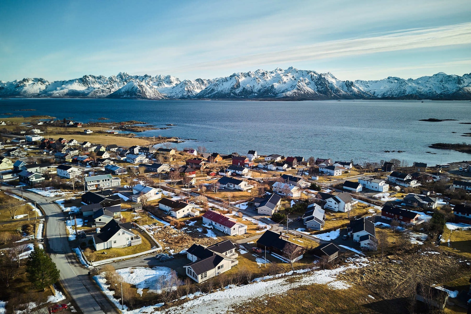 Gangavstand til Melbu sentrum, med butikker, post, skoler og øvrige servicetilbud. Det er ca 15 km til kommunesenteret Stokmarknes, og ca 22 km til Skagen Flyplass. Galleribilde