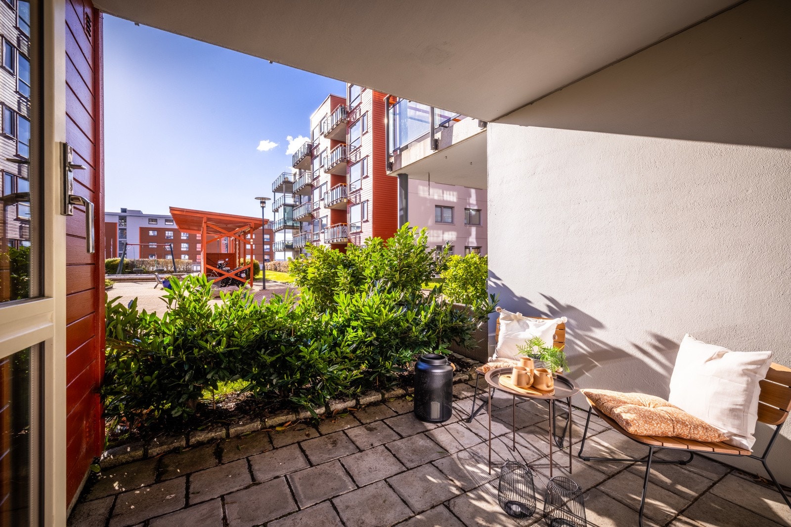 Her sitter en i ly av bygget og overbygget gjør terrassen ekstra brukervennlig. Galleribilde
