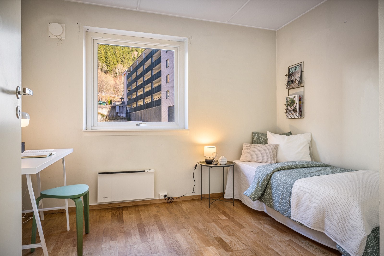 Med to soverom kan en leie ut et soverom til en venn. Perfekt om en går på NHH. Galleribilde