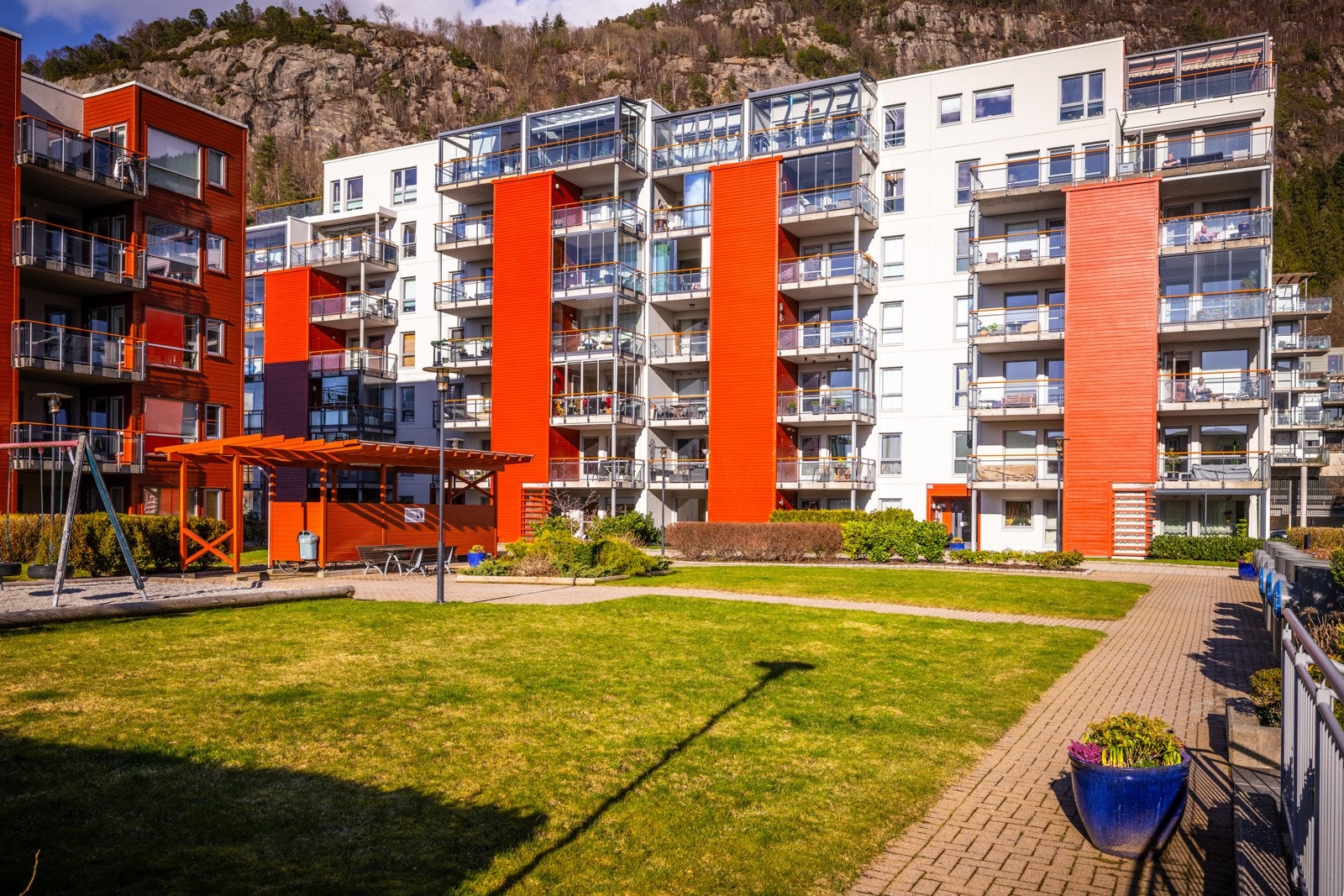 Tomten er felles for sameiet. Pent opparbeidet tomt. Leiligheten ligger i 1.etasje og har dermed en enkel, trappefri tilkomst. Galleribilde