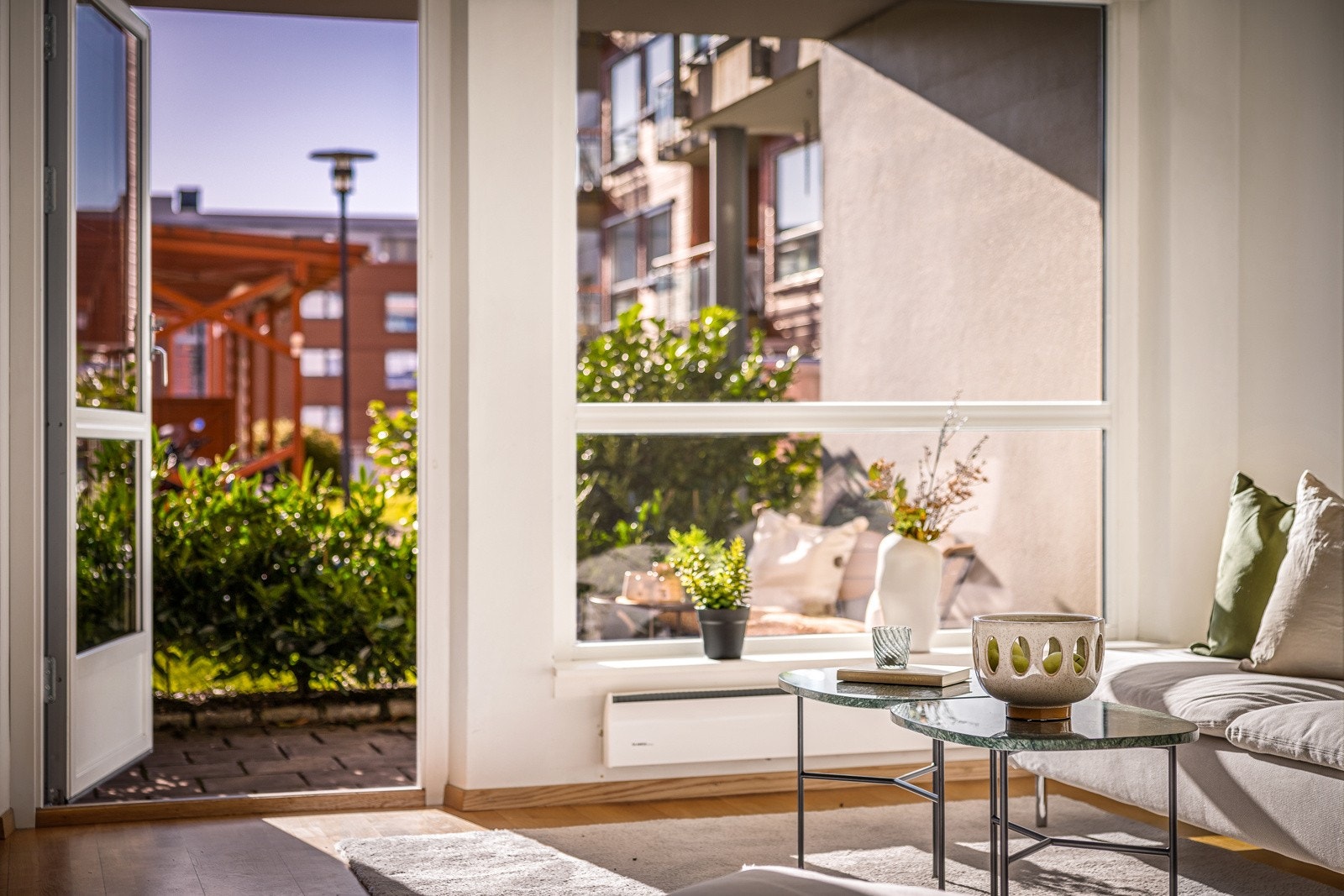 Fra stuen er det utgang til en solrik terrasse Galleribilde