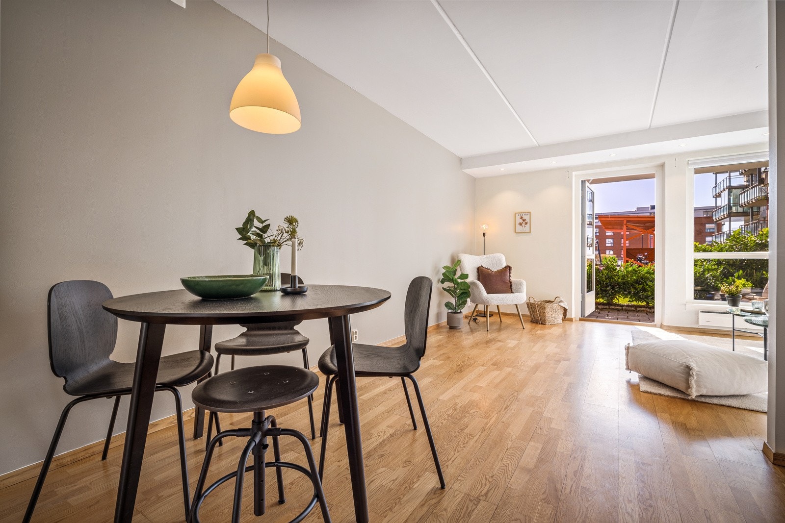 Det er god plass til spisebord i tilknytning til kjøkken. Her er det god plass til å dekke på til langbord. Galleribilde