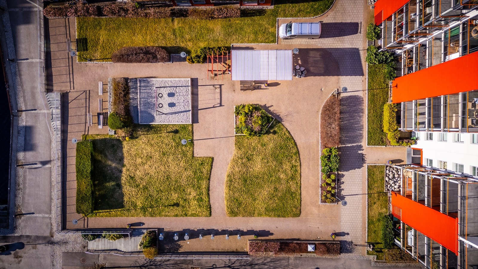 Området er rolig og etablert og det er flotte fellesarealer med beplantning, gangstier, benker og brygge. Galleribilde