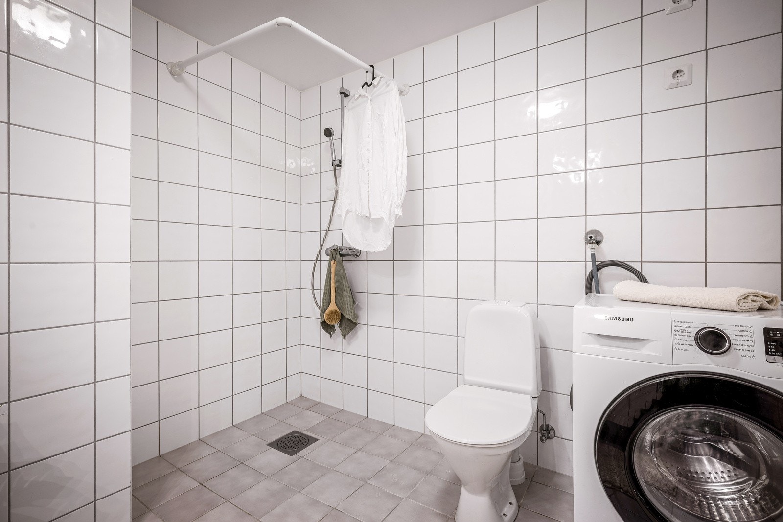 Det er opplegg for vaskemaskin på badet. Galleribilde