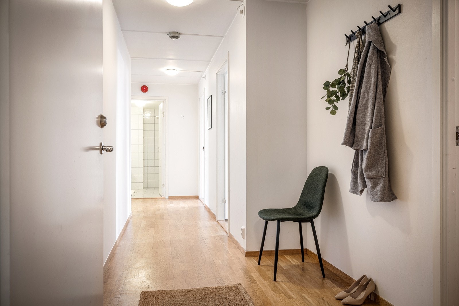 Lys og trivelig gang. Fra gangen er det inngang til en innvendig bod. Det er også en bod på terrassen. Galleribilde