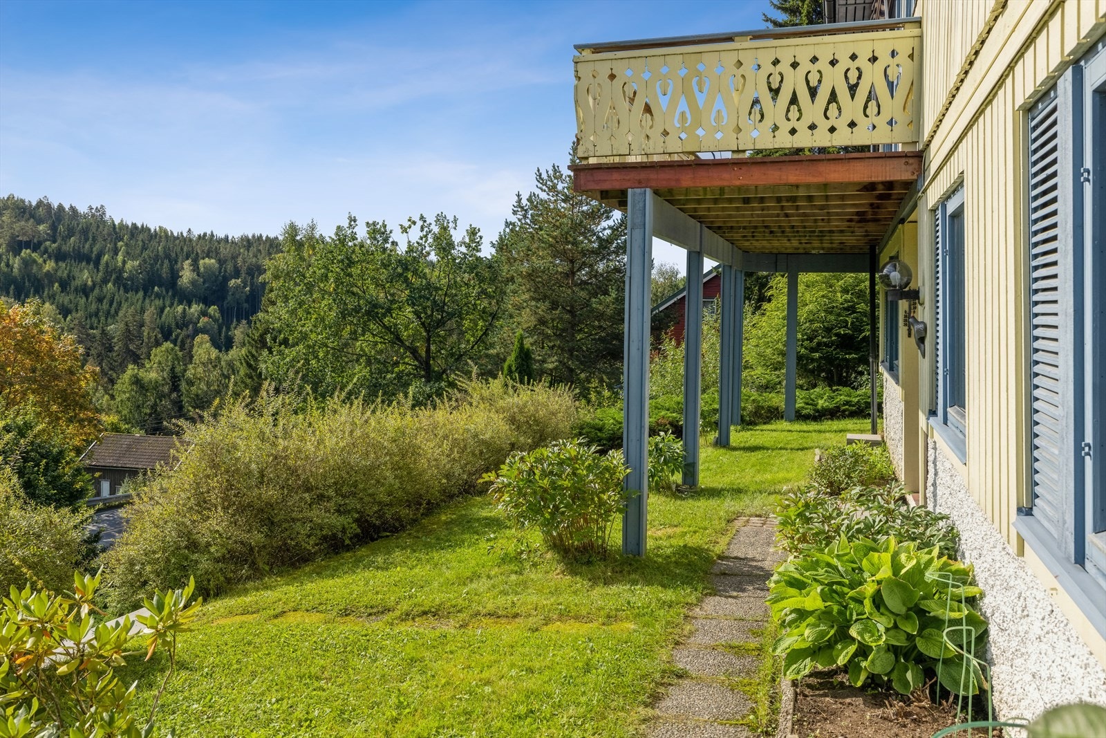 Hybelen har egen inngang i underetasjen. Galleribilde