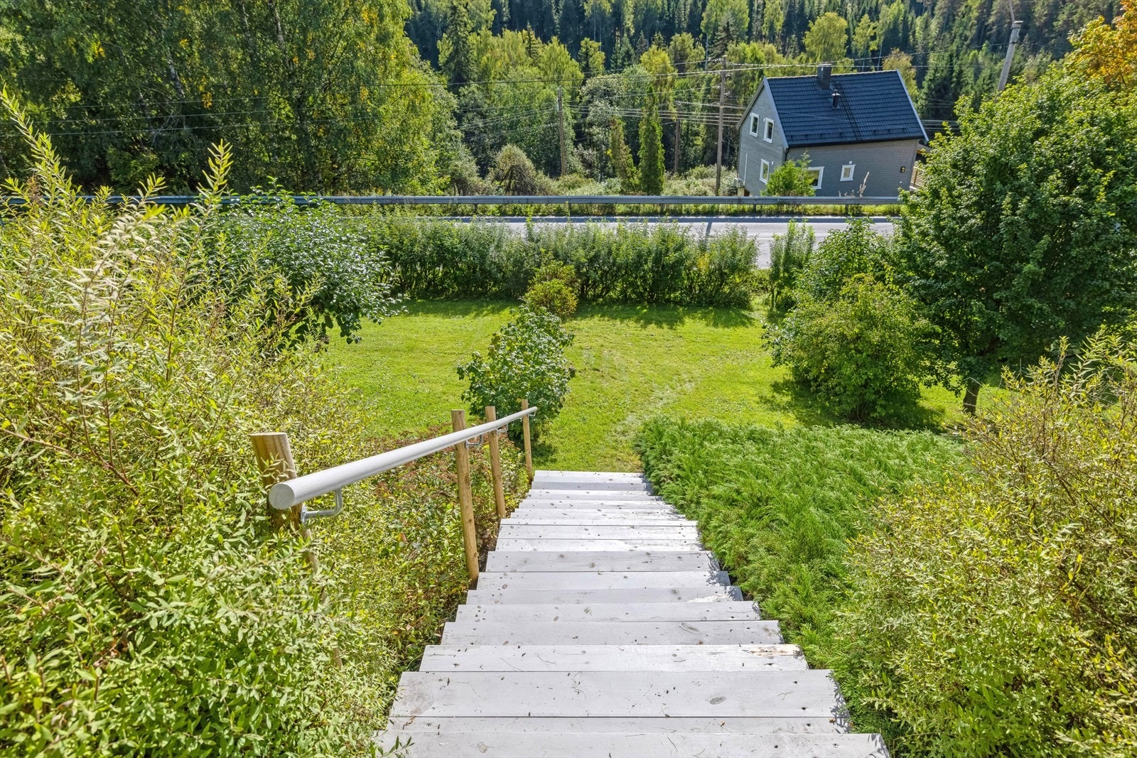 I hagen er det trapp ned til den romslige hagen. Galleribilde