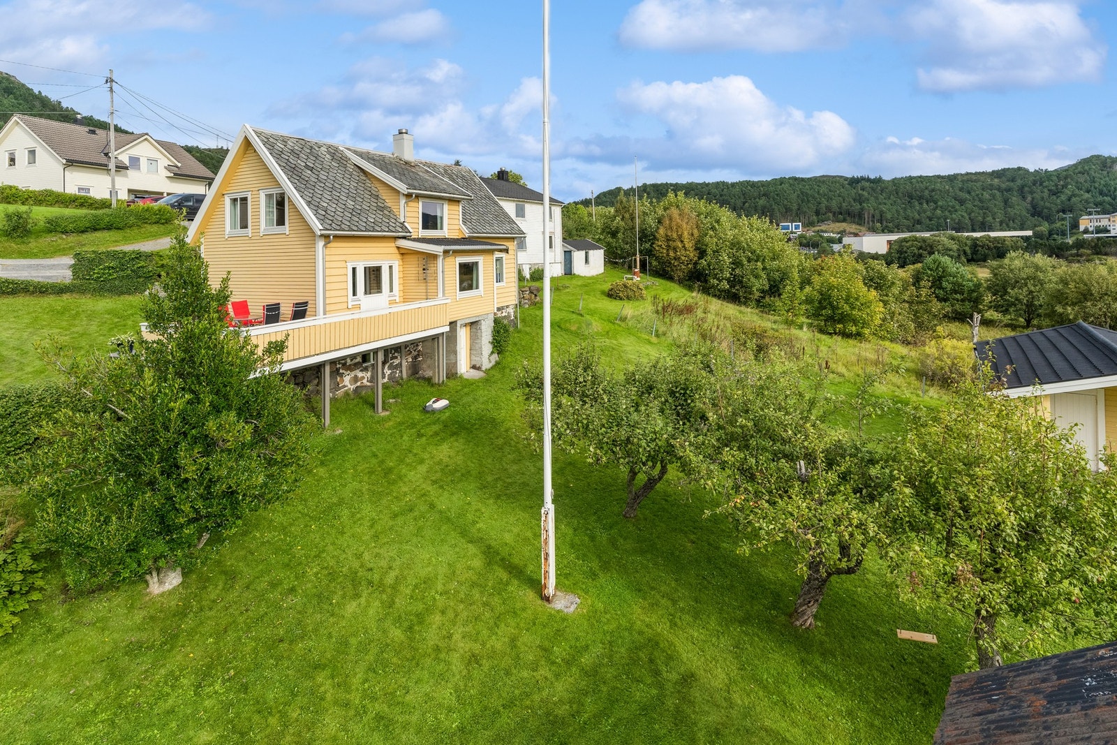 Flott eiendom - landlig plassering og samtidig kort avstand til alt man måtte trenge. Galleribilde