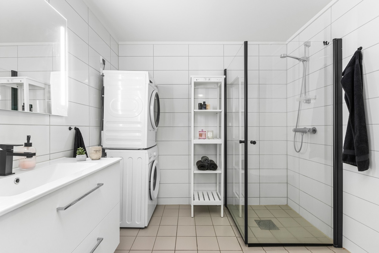 Pent flislagt bad. Galleribilde