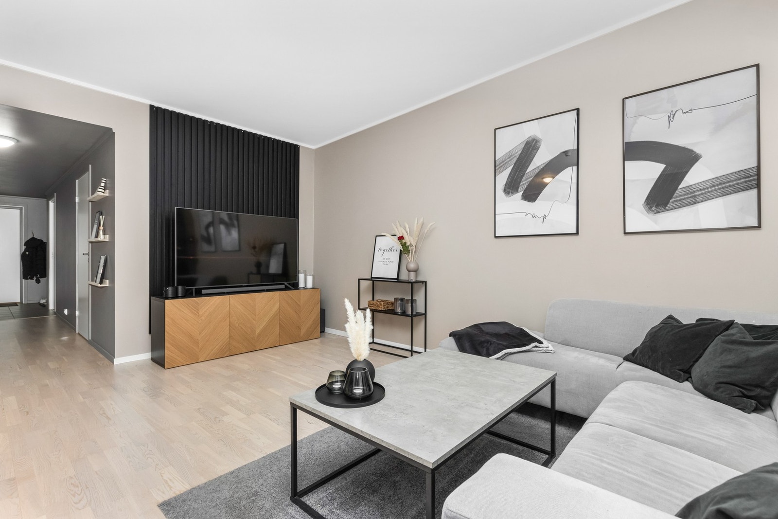 Stue med kontrast spilevegg. Galleribilde