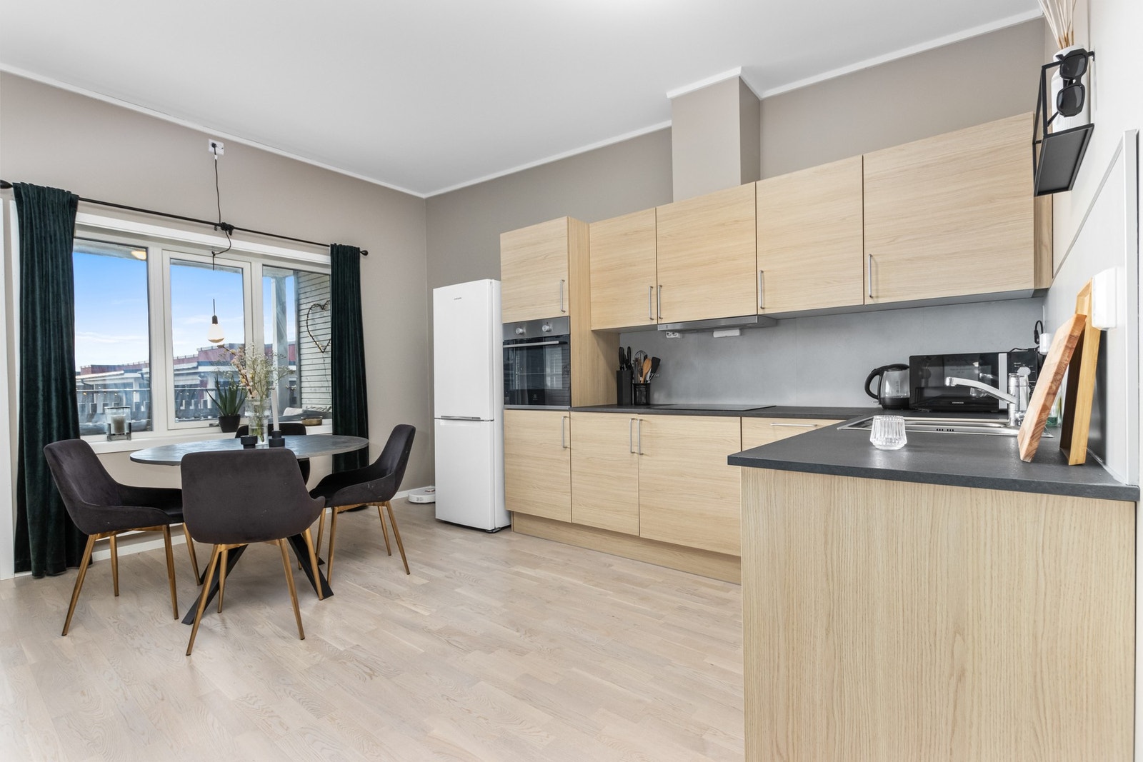 God plass til spisebord på kjøkken. Galleribilde