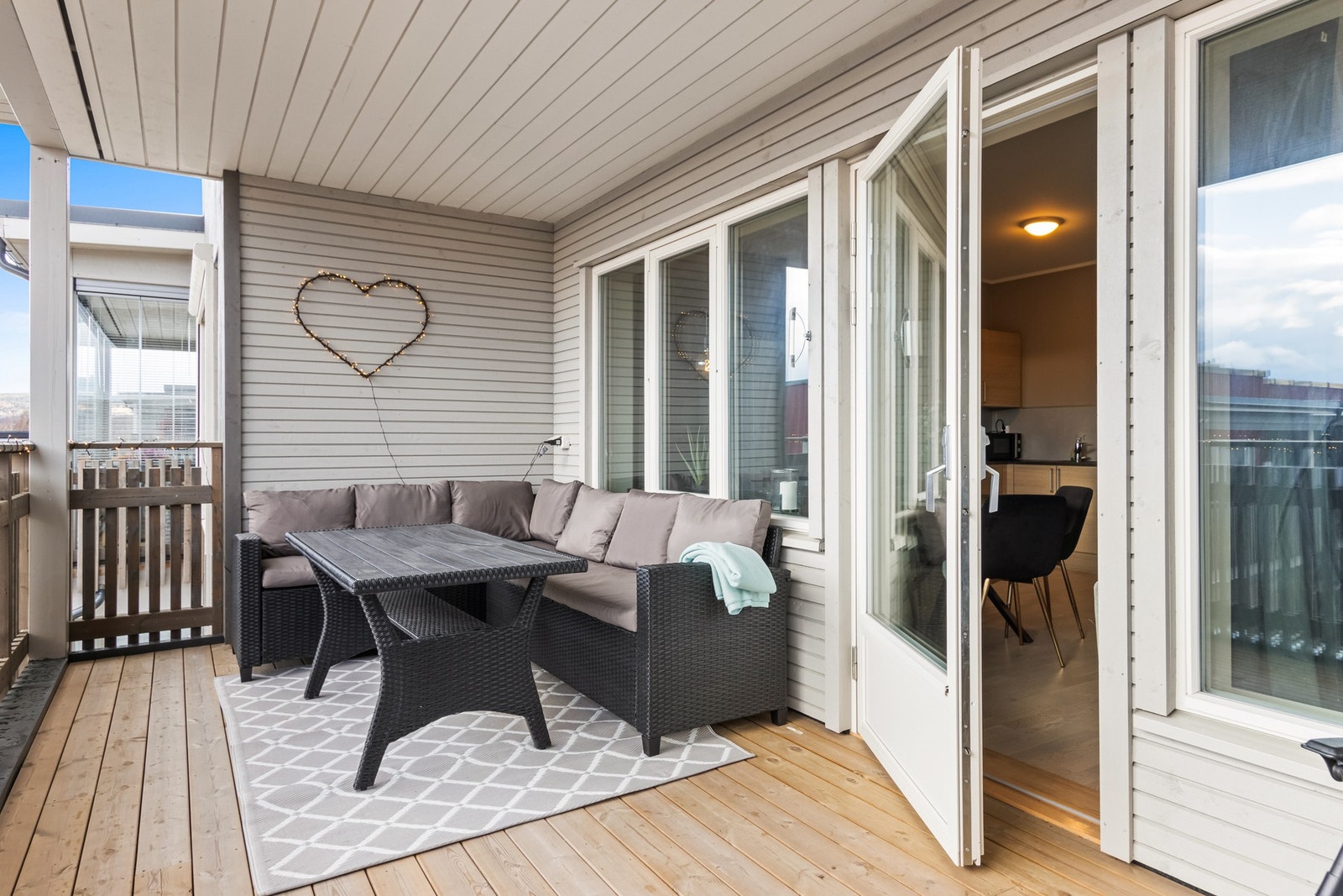 Stor hyggelig veranda. Galleribilde