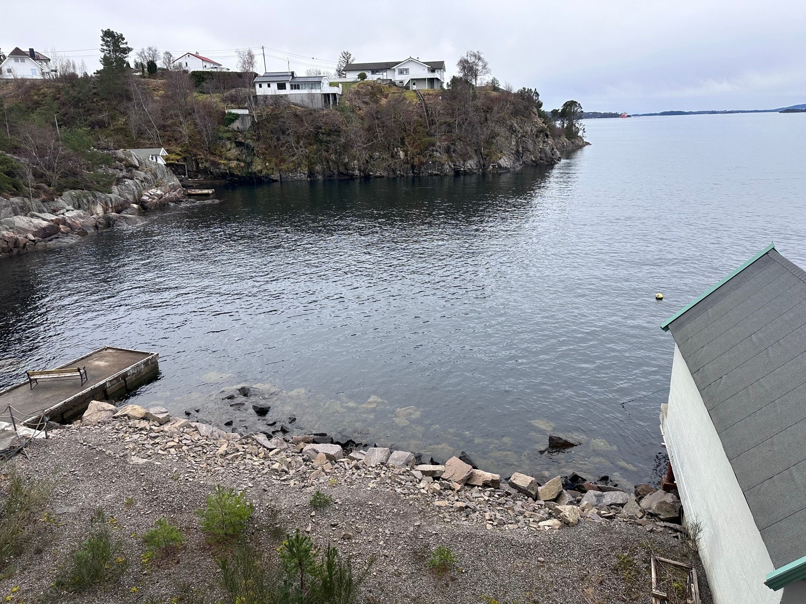 Nausttomten ligger inntil naust til høyre på bildet Galleribilde